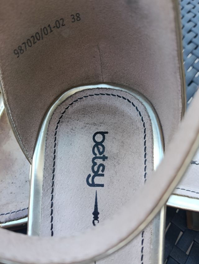 Sandalias doradas Betsy London 38