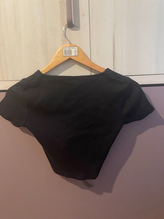 Top negro corto fruncido