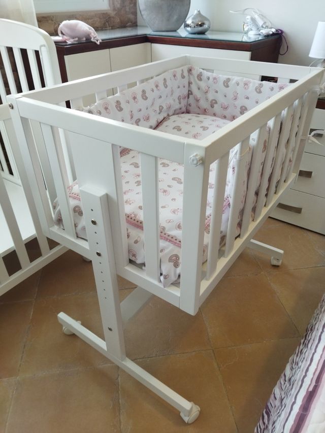 Minicuna blanca,colchon,funda,colcha y chichonera