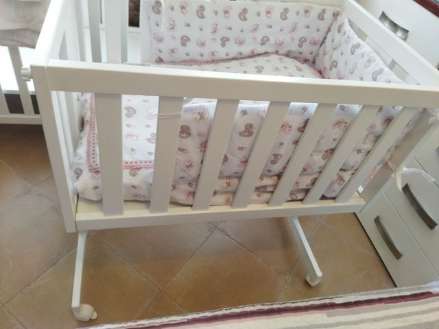Minicuna blanca,colchon,funda,colcha y chichonera