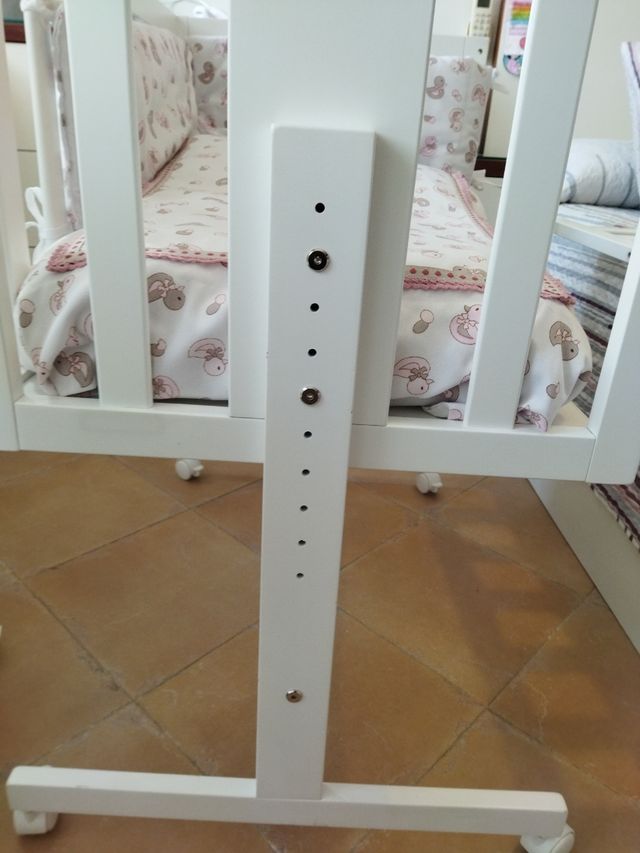 Minicuna blanca,colchon,funda,colcha y chichonera