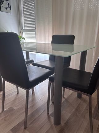 mesa de salon y 4 sillas