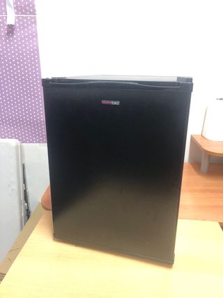 Mini nevera Omnitec - Negra ideal para estudiantes