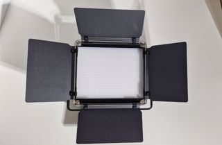 Luz LED para vídeo NEEWER NL660 y 2 baterías