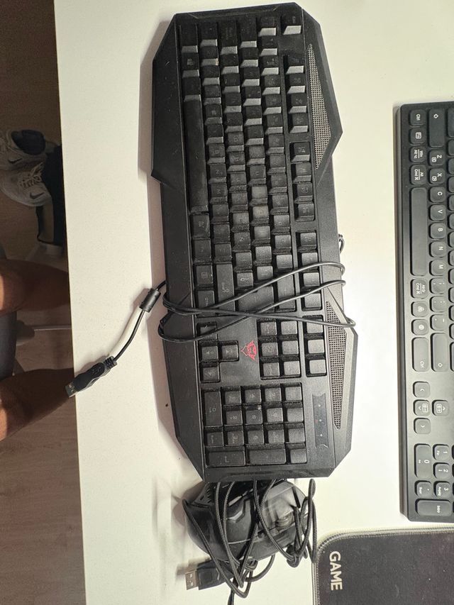 Teclado y ratón gaming negros