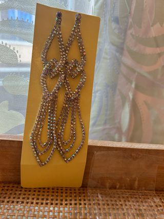 Pendientes largos brillantes: rojo y dorado