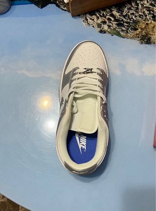 Zapatillas de vestir blancas y plateadas.