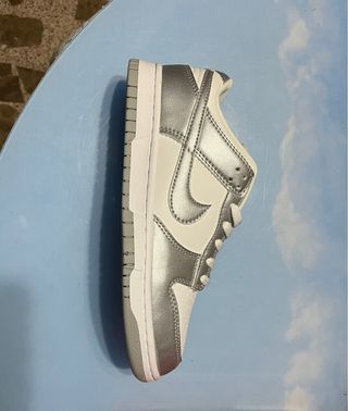 Zapatillas de vestir blancas y plateadas.