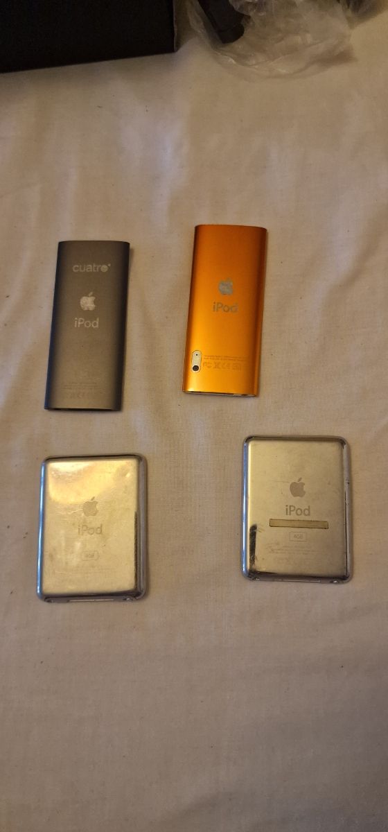 4 iPod 8GB - se enciende con cable.