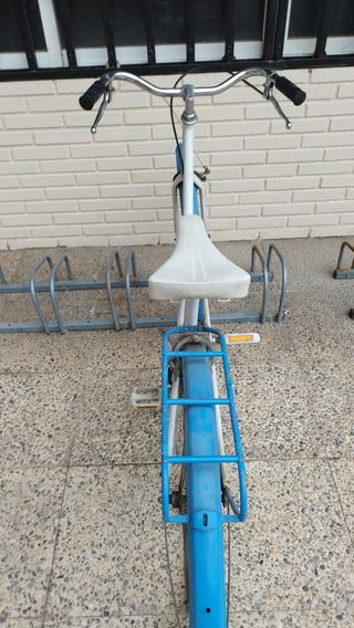 Bicicleta clásica azul y blanca