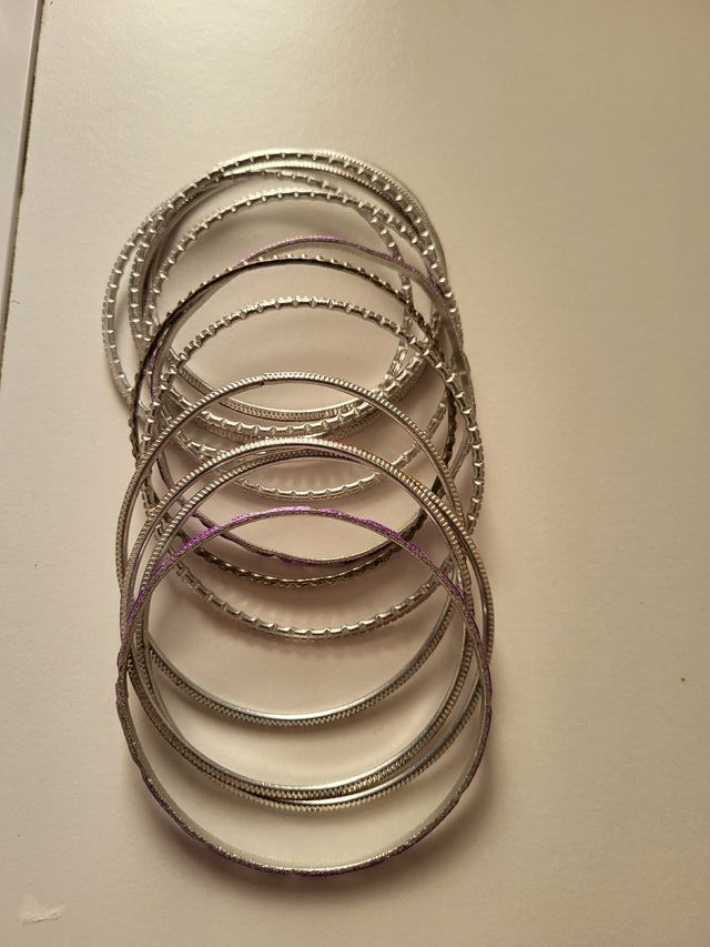 Braccialetti argentati e viola