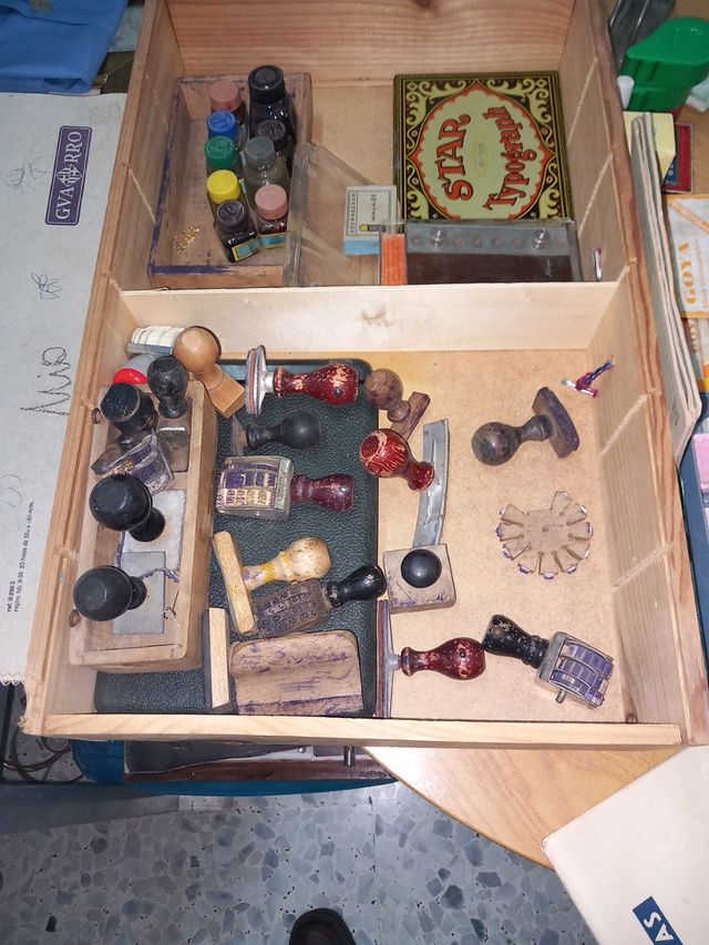 Caja artículos antiguos imprenta