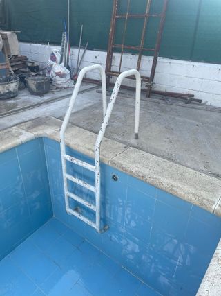 Escalera piscina metal blanca