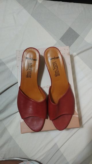 Sandalias tacón bajo LOTUSSE y FARRUTX