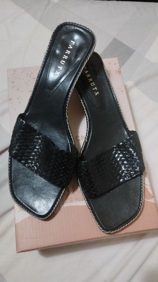 Sandalias tacón bajo LOTUSSE y FARRUTX