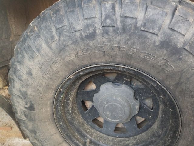 Neumáticos 33 + llantas nissan