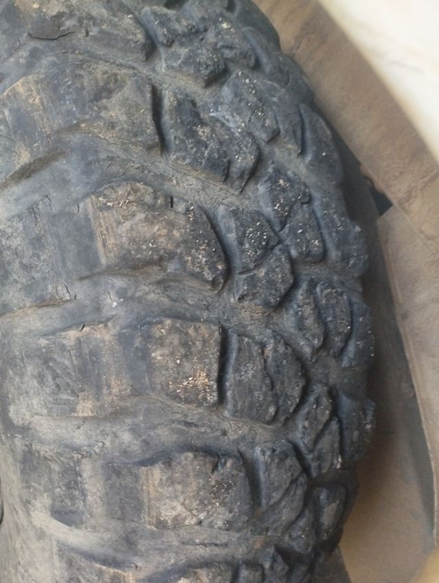 Neumáticos 33 + llantas nissan