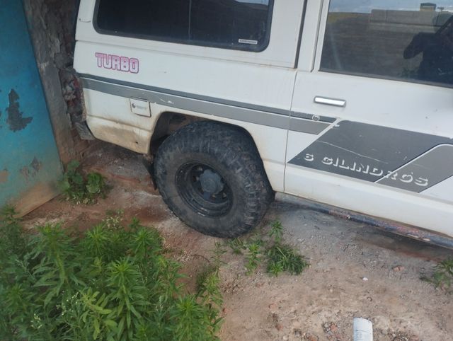 Neumáticos 33 + llantas nissan