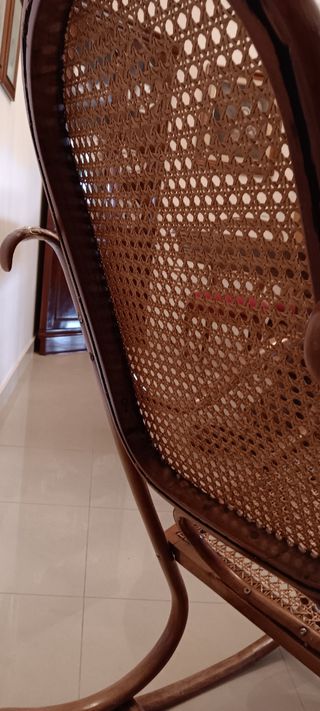 Mecedora de madera y rejilla