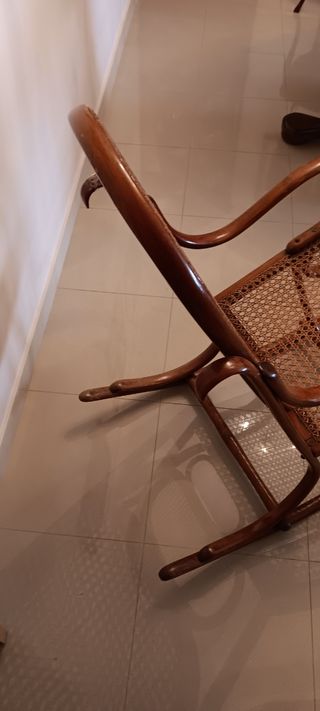 Mecedora de madera y rejilla
