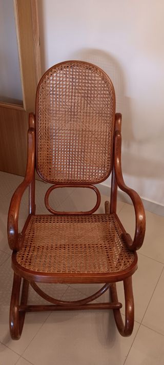 Mecedora de madera y rejilla