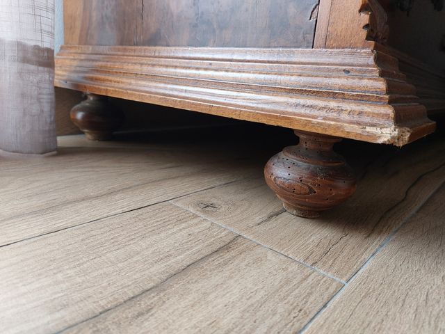 Cómoda antigua de madera