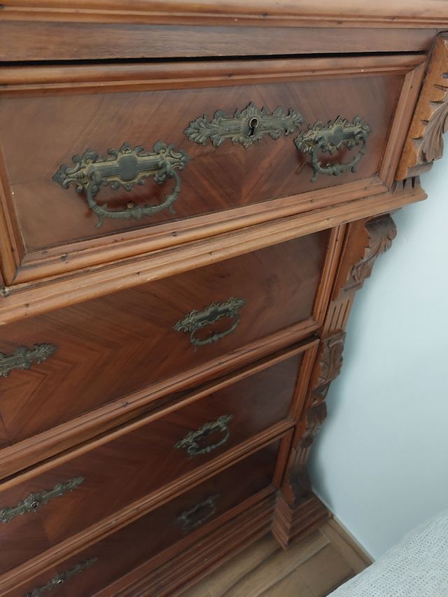 Cómoda antigua de madera