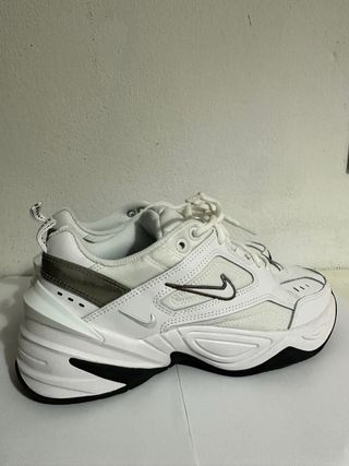 Zapatillas Nike MK2 Tekno blancas de segunda mano por 45 EUR en El Carrion  en WALLAPOP