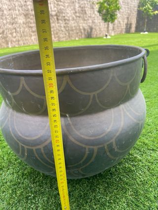 Macetero metálico estilo antiguo
