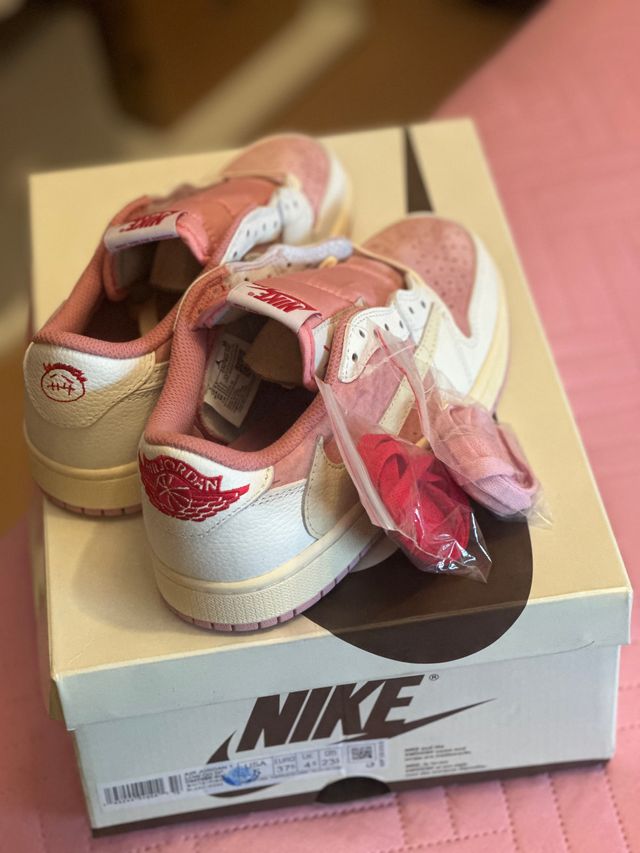 Zapatillas Jordan Travis Scott - Rosa