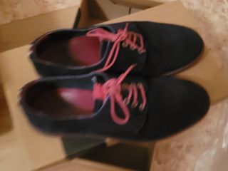 Botines ante negros con cordones rojos