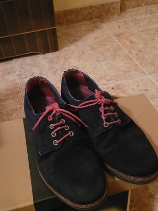 Botines ante negros con cordones rojos