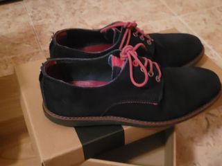 Botines ante negros con cordones rojos
