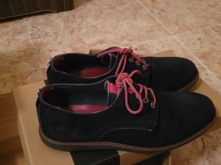 Botines ante negros con cordones rojos