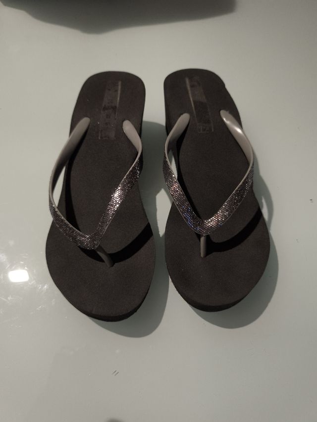 Chanclas negras con brillos