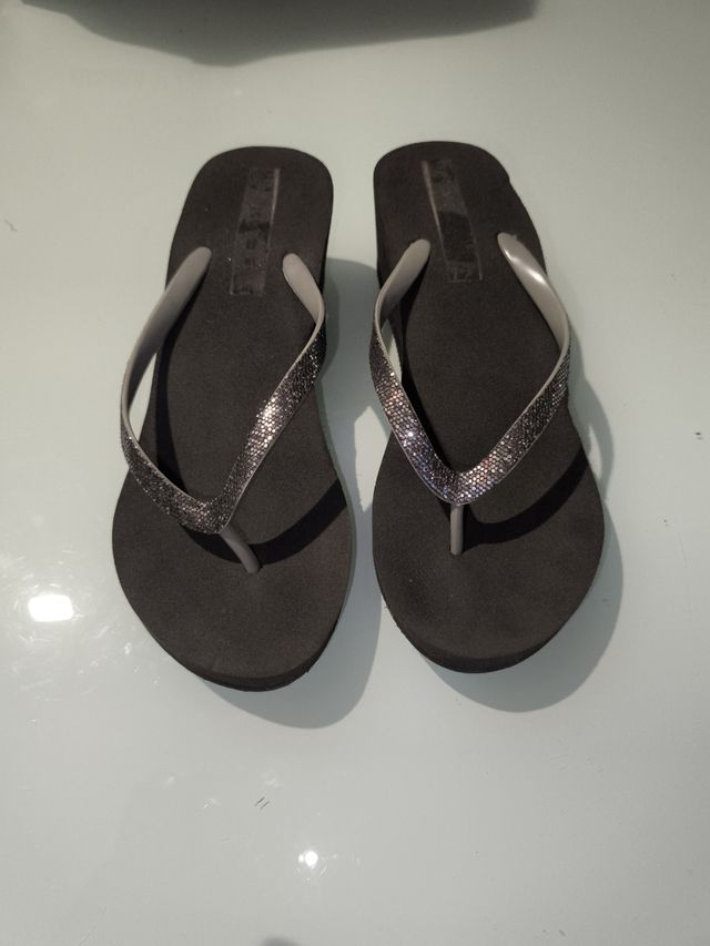 Chanclas negras con brillos
