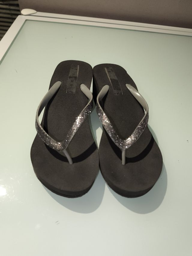 Chanclas negras con brillos