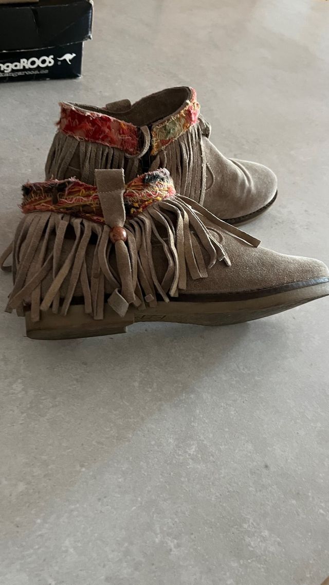 Botines beige ante flecos mujer