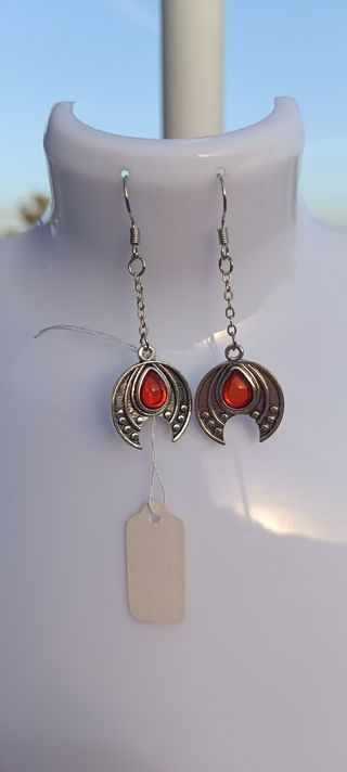 Pendientes rojos y plateados