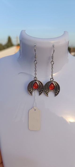 Pendientes rojos y plateados