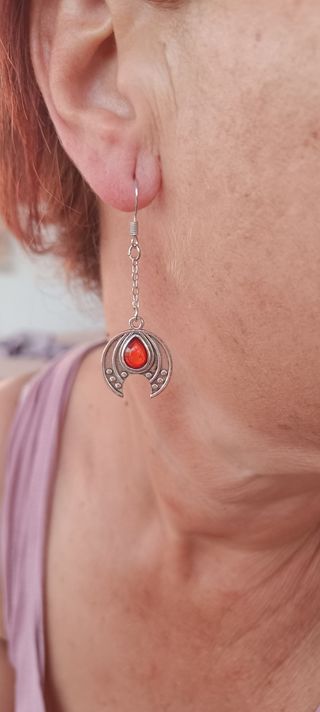 Pendientes rojos y plateados
