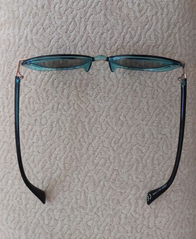Gafas sol azules nuevas