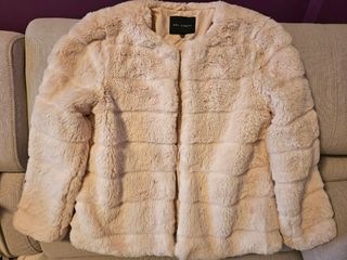 Chaqueta corta de pelo beige