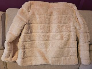 Chaqueta corta de pelo beige