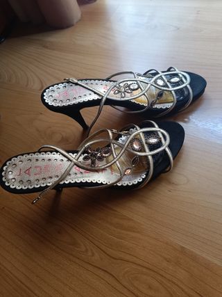 Sandalias Laura Amat tacón dorado