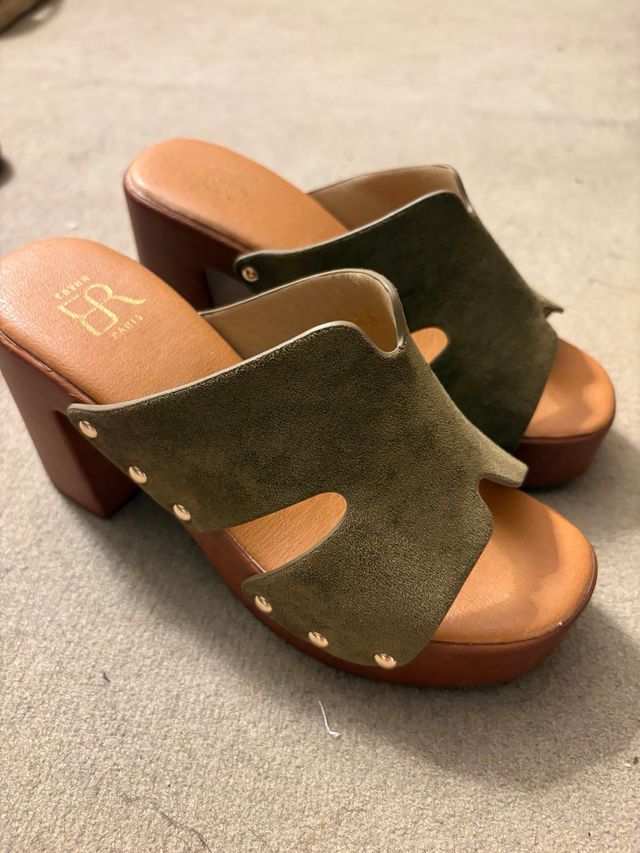 Zuecos tacón verde oliva talla real 37