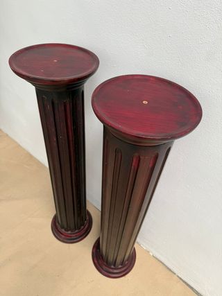 Pareja de pedestales tallados en madera.