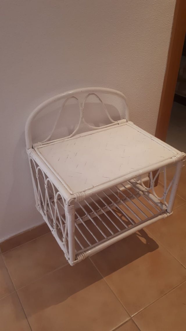 Mesita de mimbre blanca vintage