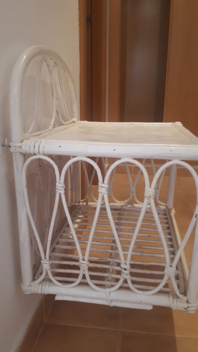 Mesita de mimbre blanca vintage