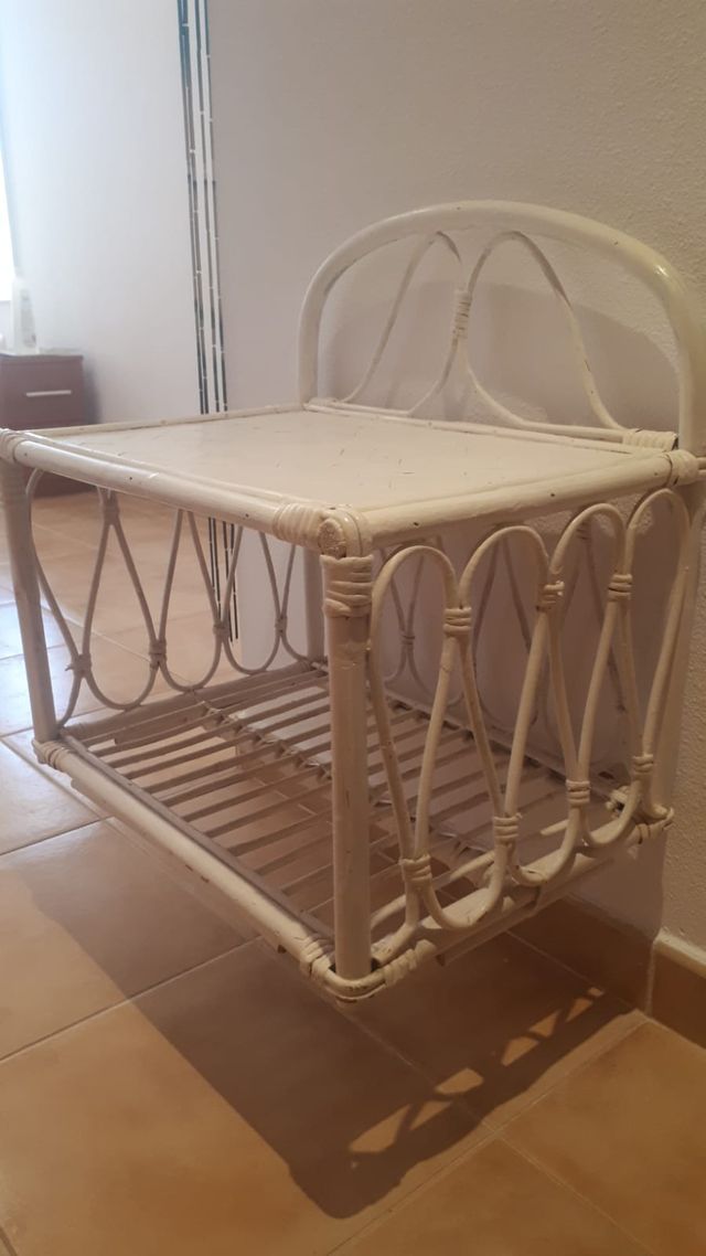 Mesita de mimbre blanca vintage